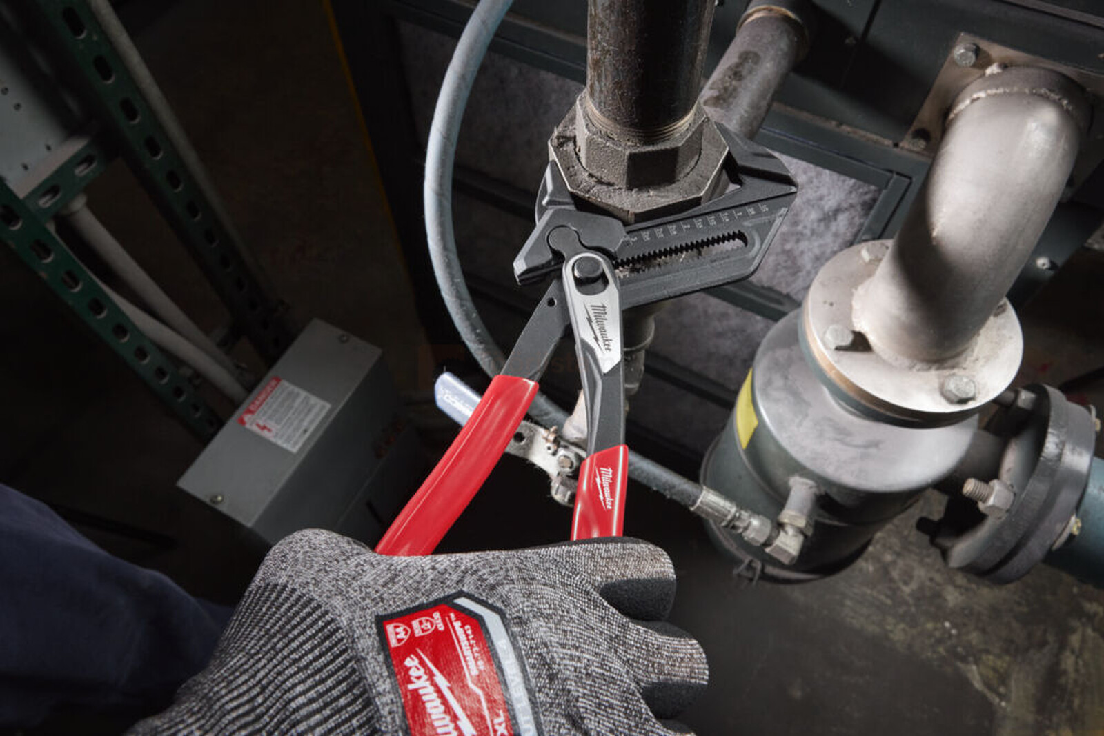 Pildil on Milwaukee siledate lõugadega veepumbatangid, mida kasutatakse toruühenduse keeramiseks.